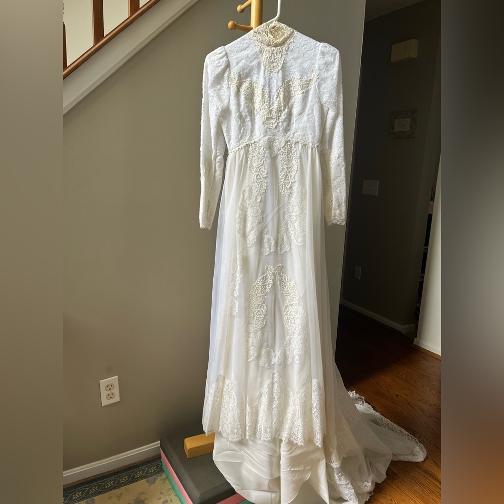 Stunning Vintage 80s White Lace Victorian Wedding Dress & Veil